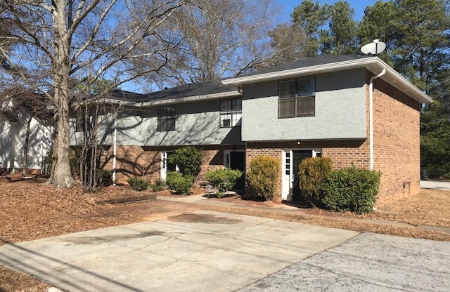 Welcome to the charming town of Fayetteville, GA, where you will find this cozy 2 bedroom, 2 bathroom townhome available for rent.
