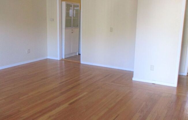 2 beds, 1 bath, $2,300, Unit D