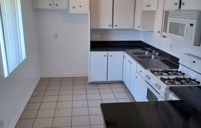 2 beds, 1 bath, 950 sqft, $2,000, Unit 7662-14