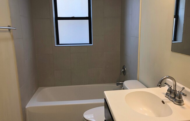 2 beds, 1 bath, $1,800, Unit 4750 #2E