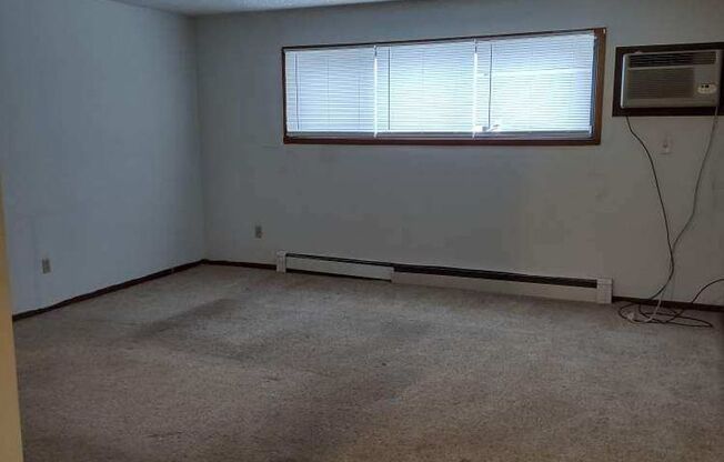 2 beds, 1 bath, 850 sqft, $725, Unit 1