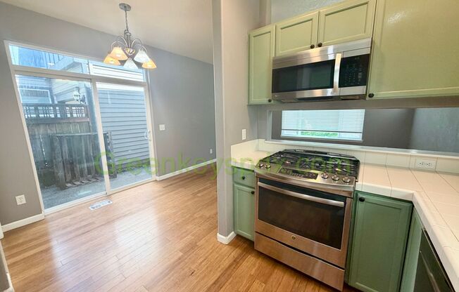 Awesome 3-bedroom 2.5-bathroom house in Arbor Roses Neighborhood in Hillsboro
