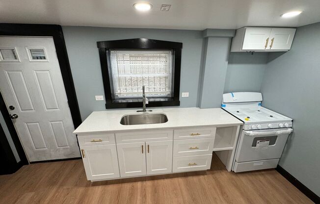 Spacious 1BR Single-Family Near 55th & Whipple — Heat & Hot Water Included
