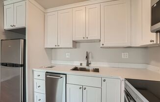 Updated 1bed/1bath Apartment with Waterfront Views on Alki Beach!
