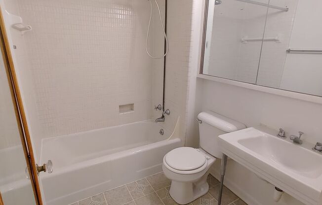 Studio, 1 bath, $700, Unit B