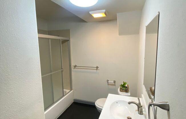 3 beds, 2 baths, $2,695, Unit 2810 Chronicle Ave