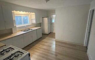 2 beds, 1 bath, $1,400, Unit 233 Miles Avenue