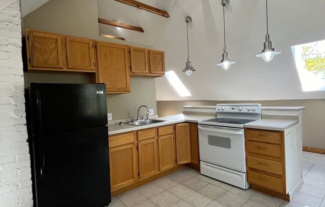 2 beds, 1 bath, 1,200 sqft, $1,599, Unit Unit 7