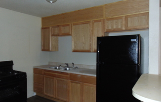 3 beds, 1 bath, 806 sqft, $700, Unit B