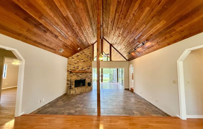 BEAUTIFUL 4/2 POOL HOME ON LAKE IN APOPKA - IN BENT OAK ON HUGE LOT!