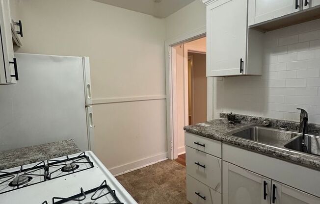 2 beds, 1 bath, 900 sqft, $1,100, Unit C3323-3