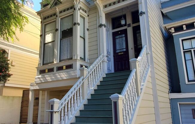 Noe Valley Beautifully Updated Top Floor Two Bedroom w. Chef's Kitchen and Laundry