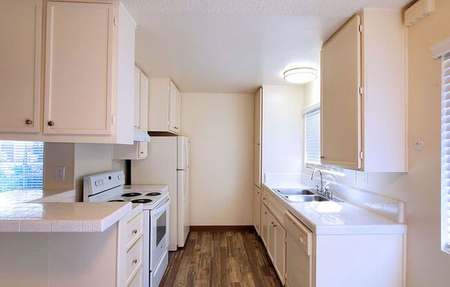 2 beds, 1 bath, 800 sqft, $1,995, Unit 33-05