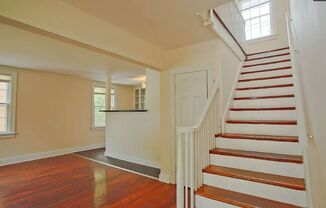 2025-2026 School Year / 8 Bdrm / 3 Bath Steps from UVA Campus