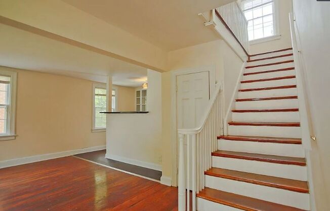 2025-2026 School Year / 8 Bdrm / 3 Bath Steps from UVA Campus