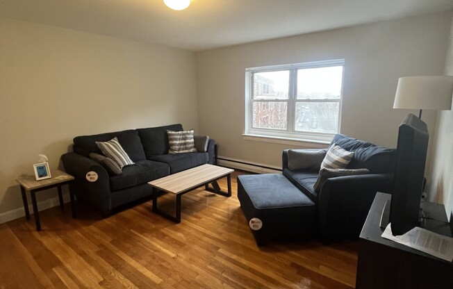 2 beds, 1 bath, $3,000, Unit 6