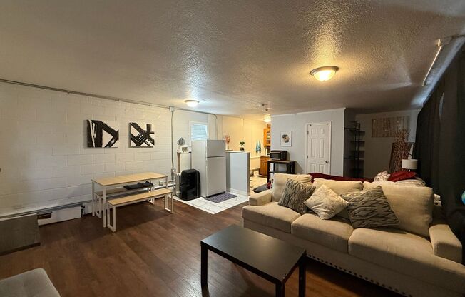MOVE-IN READY Cozy Studio on South Broadway!!