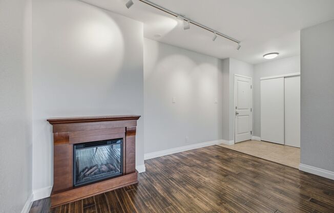 Bright & Spacious Top-Floor Condo in Pasadena