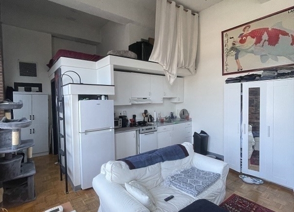 Studio, 1 bath, 320 sqft, $2,200, Unit 301