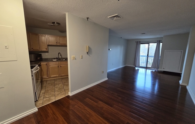 2 beds, 2 baths, 876 sqft, $2,400, Unit 221