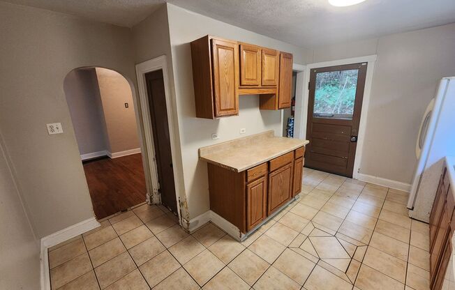 3 beds, 1 bath, $1,295