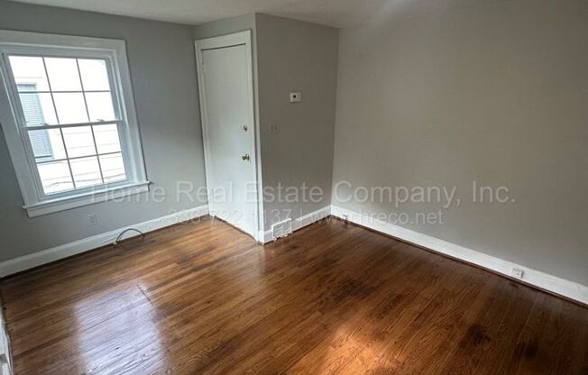 2 beds, 1 bath, $1,095