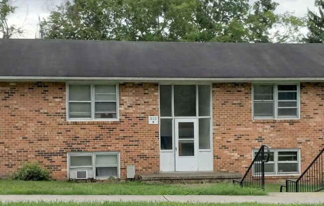 2 beds, 1 bath, 903 sqft, $1,140, Unit P-2