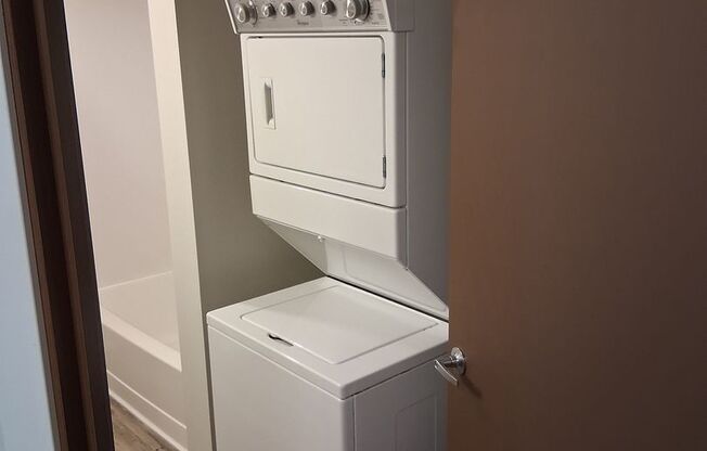 1 bed, 1 bath, 587 sqft, $1,675, Unit 414