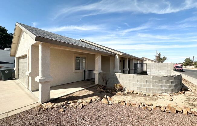 Come check out this 3 bedroom, 2 bathroom home Near the Hualapai Mountains!