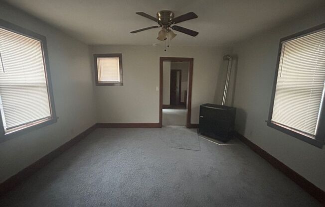 2 beds, 1 bath, $900, Unit Rear