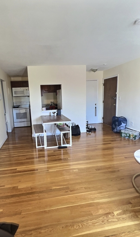 1 bed, 1 bath, 999 sqft, $2,800, Unit 32