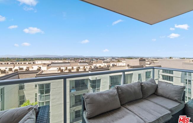 1 bed, 1.5 baths, 993 sqft, $4,700, Unit 720