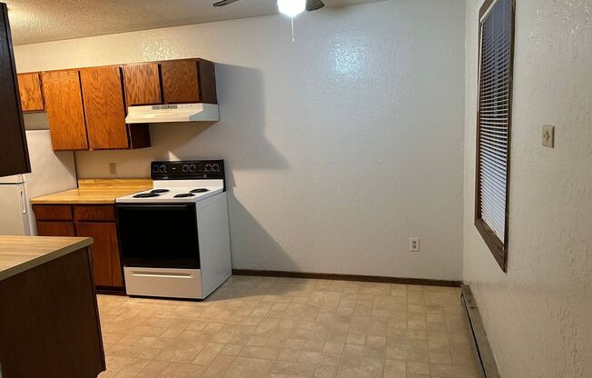 2 beds, 1 bath, $740, Unit 16-16