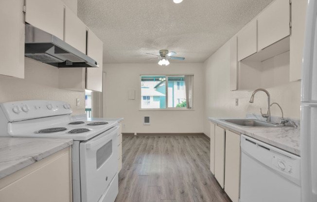 2 beds, 1 bath, 900 sqft, $1,575, Unit 760-24