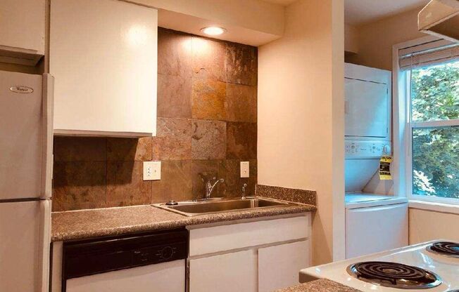 **MOVE IN SPECIAL** 1/2 OFF 1ST FULL MONTH'S RENT**Mission East Apts 2 br/1 bath ground floor + WD in unit