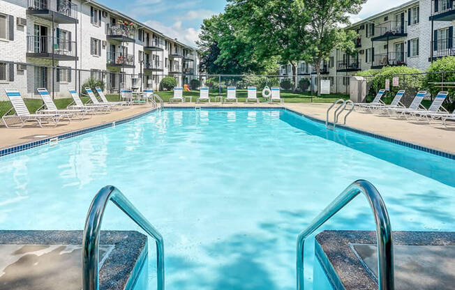 Rivers Edge apartments swimming pool