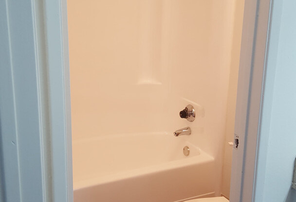 2 beds, 1 bath, 910 sqft, $2,525, Unit Q004