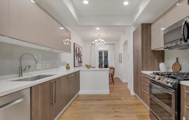 Hidden-Gem Townhouse in WeHo: 2 Bed/2.5 Bath, Private Entrance + Patios, 2 Parking, Norma Triangle