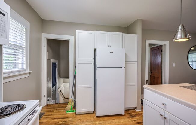 2 beds, 1 bath, $1,895