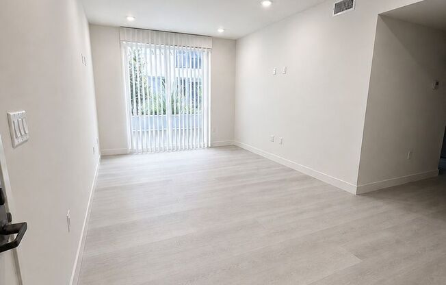 1 bed, 2 baths, 860 sqft, $2,695, Unit T111
