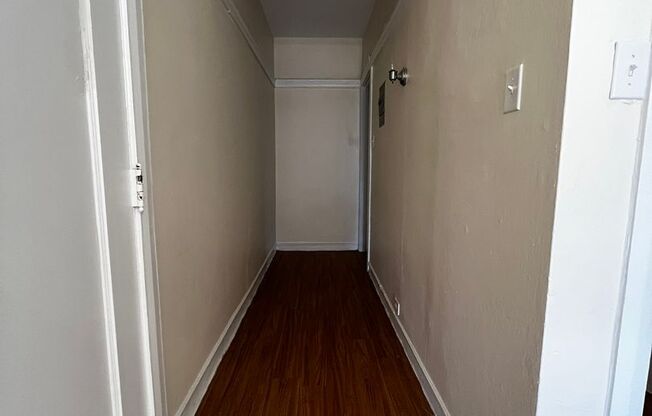 1 bed, 1 bath, 572 sqft, $1,485, Unit Old King Edward 17