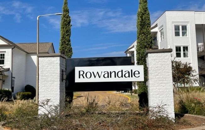 4BD/4.5BA in ROWANDALE!