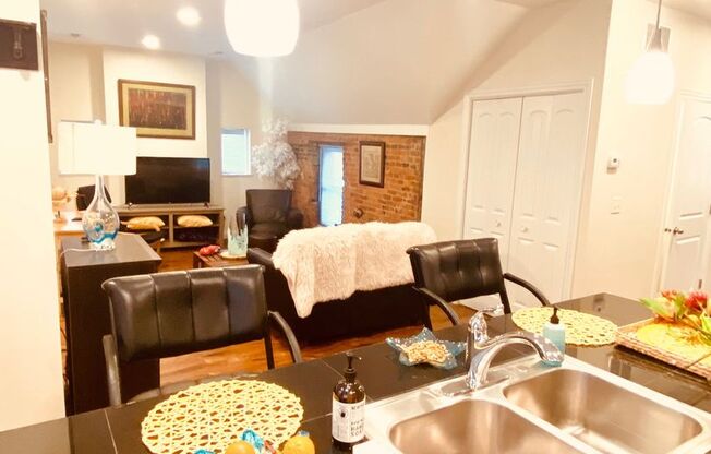 1 bed, 1 bath, 950 sqft, $1,675, Unit Carriage House Rear Upper - Furnished - Utilities Included