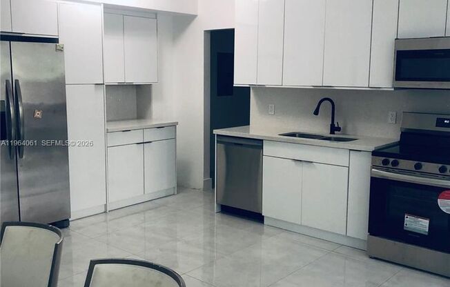 2 beds, 3 baths, $4,700, Unit # 209