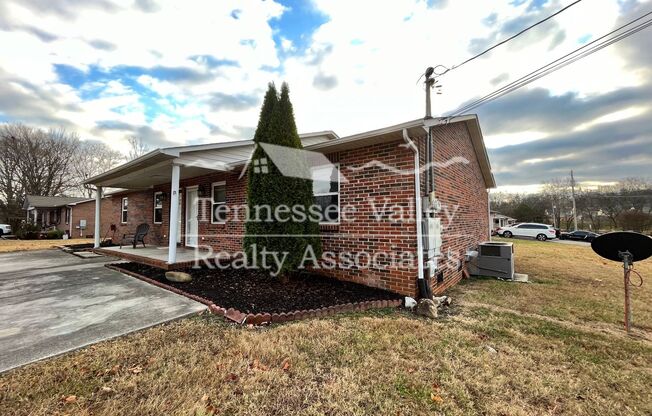 MOVE IN READY! 2 BED/1 BATH duplex in the heart of Lenoir City!