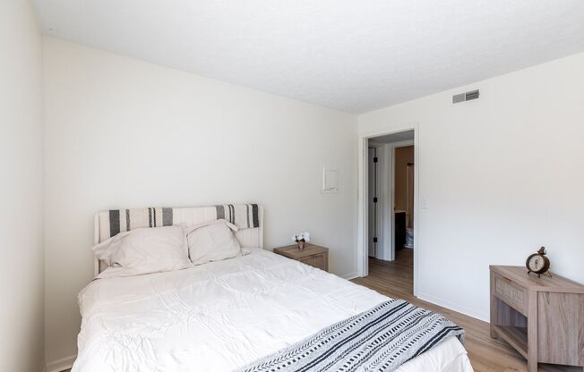 2 beds, 1 bath, 940 sqft, $1,375, Unit 05/01/8565