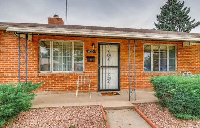 3 bedroom / 2 bathroom house with large backyard. Conveniently located just off I-225!