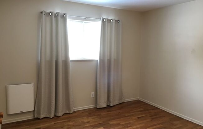 2 beds, 1 bath, $2,350