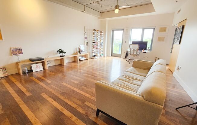 Incredible Top-Floor 1BR with Skyline Views - RENT SPECIAL