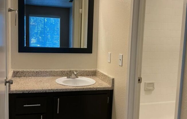 2 beds, 1 bath, 850 sqft, $1,695, Unit 256